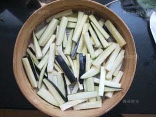 2、蒜香蒸茄子,切成长度大约相等的小条。上锅蒸熟。用筷子插一下,能插透就是熟了。