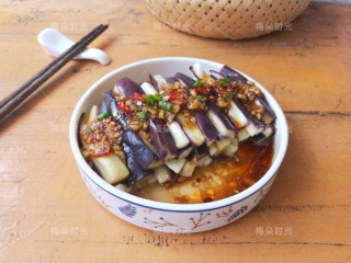 8、蒜香蒸茄子,把调好的凉拌汁浇在茄子表面,撒葱花点缀。宴客的话为了美观可以先不拌,吃的时候再拌。