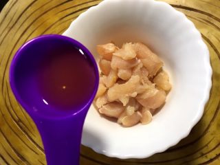 3、下饭菜 宫爆鸡丁,准备一个碗，将鸡胸肉放入加入一勺料酒