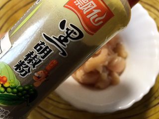 5、下饭菜 宫爆鸡丁,加入适量的黑胡椒粉调味