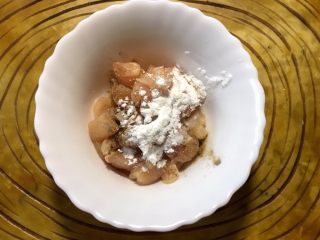 6、下饭菜 宫爆鸡丁,放入半勺盐，淀粉和少许水搅匀腌制20分钟