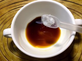 7、下饭菜 宫爆鸡丁,准备一个碗调汁，放一勺生抽，一勺盐