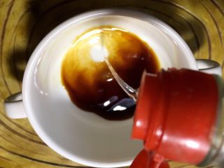 8、下饭菜 宫爆鸡丁,放入半勺醋，半勺白糖，一勺料酒，搅拌均匀