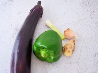 1、鱼香茄条,准备好材料