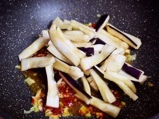 7、鱼香茄条,放入茄条改中火翻炒片刻