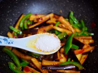 11、鱼香茄条,加入白糖，翻炒5-6分钟