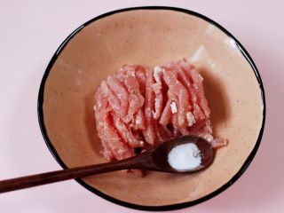 3、经典不衰的京酱肉丝,猪肉一块，我选的是瘦肉，也可以选择五花肉，有点肥肉做出来的酱更香。（如果不喜欢也可以用全瘦肉）把肉切成丝，也可以切成小丁，把肉丝放入碗里、加入适量的盐。