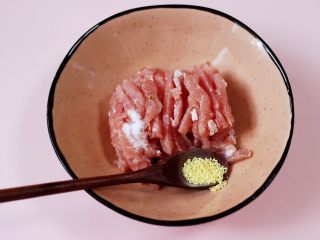 4、经典不衰的京酱肉丝,再加入鸡精调味。