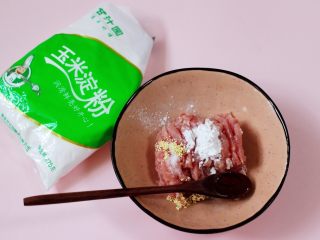 6、经典不衰的京酱肉丝,最后加入甘汁园玉米淀粉和生抽，抓匀腌制10分钟。