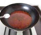 20、传统水煮牛肉,加入适量开水,生抽,糖