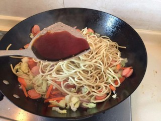 10、卷心菜香肠炒面,加入一大勺生抽。