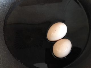 2、彩虹沙拉,将鸡蛋煮熟