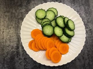 5、彩虹沙拉,黄瓜胡萝卜洗净切片