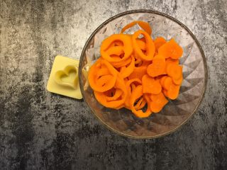 7、彩虹沙拉,胡萝卜片用爱心模具压出爱心形状