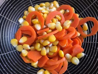 9、彩虹沙拉,煮熟后捞起沥干