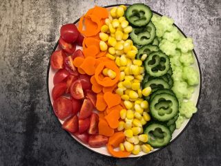 12、彩虹沙拉,从左开始放红色的圣女果，依次渐变