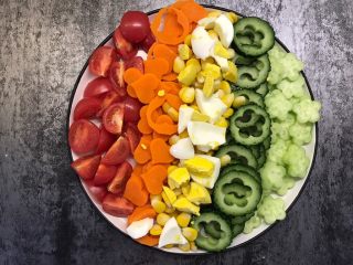 13、彩虹沙拉,摆上切好的鸡蛋块