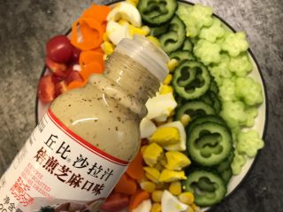 14、彩虹沙拉,淋上蔬菜沙拉汁，吃之前搅拌均匀即可