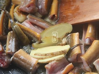 6、超级下饭的红烧黄鳝,放入姜片，翻炒至黄鳝卷起发白;