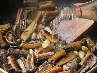 7、超级下饭的红烧黄鳝,淋上2勺白酒，可以用料酒代替；