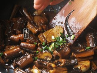 13、超级下饭的红烧黄鳝,最后洒上葱花即可；