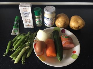 1、鲜虾土豆泥,准备好所用食材