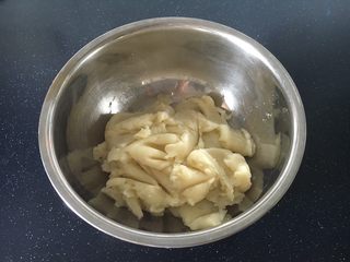 2、鲜虾土豆泥,把擀好的土豆泥放在一个较大的盆里,放入3g的盐,少许白糖,少许白胡椒粉,青芥辣酱少许,25g沙拉酱,10g牛奶搅拌均匀,盖上保鲜膜备用。