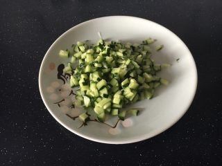 3、鲜虾土豆泥,黄瓜洗干净,切成小丁,放少许盐,腌制1分钟,用清水洗去盐分,沥干水分备用。