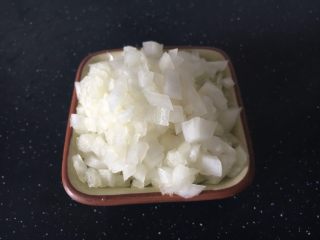 5、鲜虾土豆泥,洋葱切丁,放少许橄榄油搅拌一下备用。