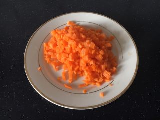 6、鲜虾土豆泥,胡萝卜切丁