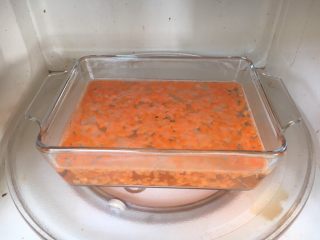 7、鲜虾土豆泥,容器里放适量的水,微波炉加热,水开后,放入胡萝卜丁,加热2分钟。