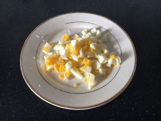 8、鲜虾土豆泥,鸡蛋切成丁