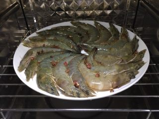 11、鲜虾土豆泥,在鲜虾表面撒些花椒,放入蒸箱里蒸5~6分钟。