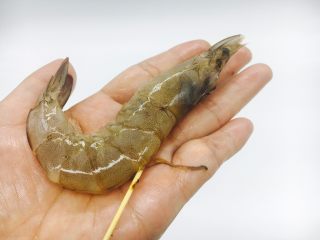 10、鲜虾土豆泥,鲜虾洗干净,开背挑出虾线。