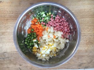 12、鲜虾土豆泥,把所有蔬菜丁放入步骤4的土豆泥盆中。