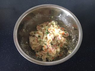 13、鲜虾土豆泥,把所有食材搅拌均匀