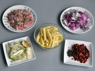 1、香辣干锅兔,准备材料