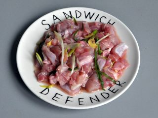 2、香辣干锅兔,在兔肉里放入料酒、小葱、姜片和少量的盐，腌制10分钟。