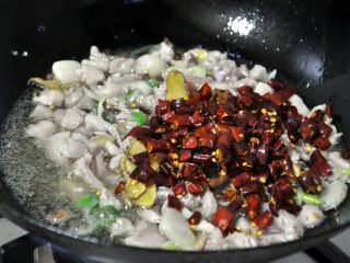 8、香辣干锅兔, 倒入干辣椒段，辣椒量根据个人喜欢的程度，我这个辣椒看着不算多，但是真的很辣。