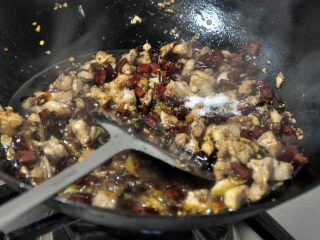 10、香辣干锅兔,加入少许的糖，翻炒几下。