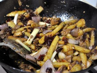 16、香辣干锅兔,确保入味即可起锅。