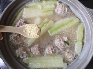 12、冬瓜丸子汤,中火煮至冬瓜片变得透明状时加适量的盐，鸡精，喜欢吃胡椒粉的可以再适量加入胡椒粉调味。