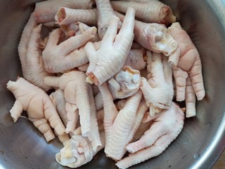 2、红烧鸡爪,鸡爪去掉指甲剁成两截