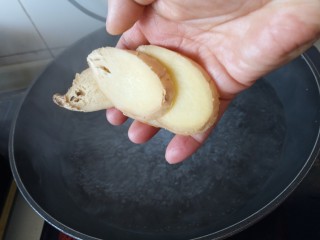 3、红烧鸡爪,烧一锅清水加姜