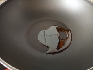 7、红烧鸡爪,热油锅