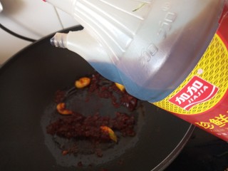 9、红烧鸡爪,加老抽