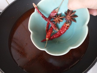 14、红烧鸡爪,放入八角，辣椒