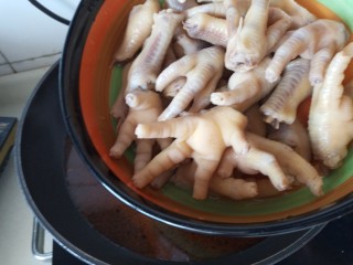 16、红烧鸡爪,放入清水大火烧开，小火焖煮到鸡爪软糯