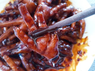 17、红烧鸡爪,收浓汤汁即可