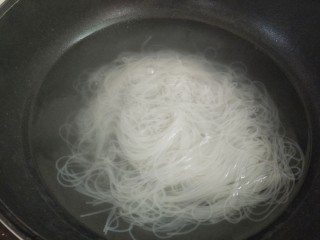 3、鸡蛋炒粉丝,把锅里坐水烧开，下泡好的粉丝焯水一分钟，赶紧捞出来平摊备用